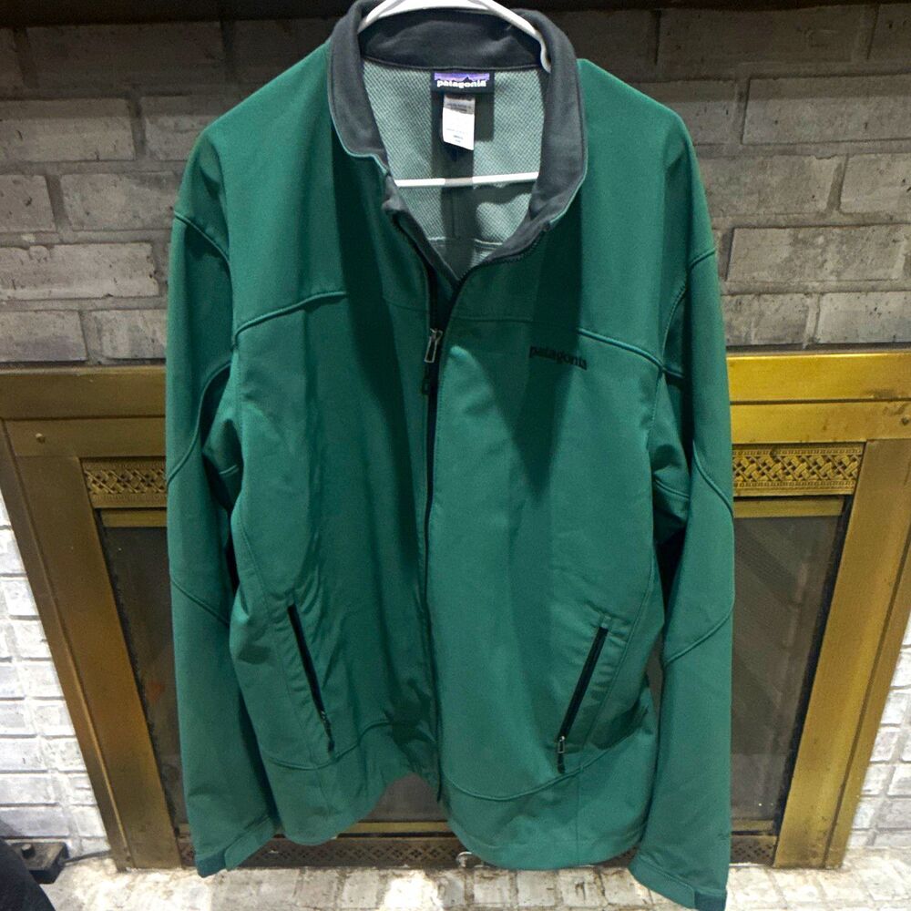 Patagonia Men's 2XL Green Full Zip Softshell Jacket Stand-Up Collar Logo Adze